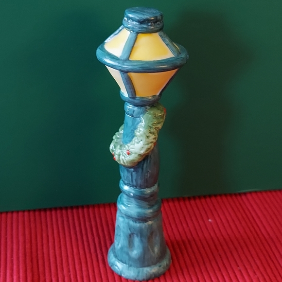 Vintage Kitty Cucumber Lamp Post - Picture 5 of 10